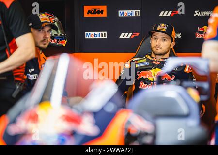 Portimao, Portugal. 22 mars 2024. Jack Miller de l'Australie de l'équipe Red Bull KTM Factory Racing vu avant le départ de la deuxième course d'essais libres MotoGP du Grand Prix de Tissot qui s'est tenue sur le circuit international d'Algarve. (Photo de Henrique Casinhas/SOPA images/SIPA USA) crédit : SIPA USA/Alamy Live News Banque D'Images