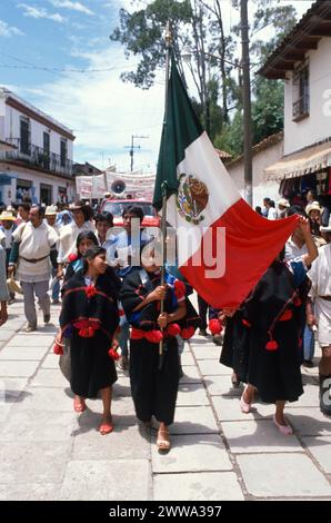 Les Indiens maya Tzotzil et Tzeltal des villages des Hautes terres centrales du Chiapas protestent pour la réforme agraire à San Cristobal de las Casas le 20 novembre 1978 au Chiapas, au Mexique. Le besoin de terres supplémentaires a été exacerbé par les combats entre factions religieuses et politiques dans les villages. Beaucoup se sont déplacés vers l'est vers des terres disponibles dans la jungle lacandonne légèrement peuplée et étouffante pour éviter le conflit. Les représentants politiques et administratifs latino-américains de San Cristobal ont ignoré la manifestation, qui était un précurseur de la rébellion indienne maya du 1er janvier 1994 au Chiapas, au Mexique. Banque D'Images