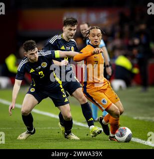 AMSTERDAM - (g-d) Andrew Robertson d'Écosse, Kieran Tierney d'Écosse, Xavi Simons de Hollande lors du match amical Interland entre les pays-Bas et l'Écosse au Johan Cruijff Arena le 22 mars 2024 à Amsterdam, pays-Bas. ANP KOEN VAN WEEL Banque D'Images