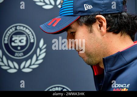 MELBOURNE, AUSTRALIE 25 février 2024. Sur la photo : 11 Sergio Pérez (MEX) Oracle Red Bull Racing dans le paddock du FIA Formula 1 Rolex Australian Grand Prix 2024 3ème manche du 22 au 24 mars à l'Albert Park Street circuit, Melbourne, Australie. Crédit : Karl Phillipson/Alamy Live News Banque D'Images