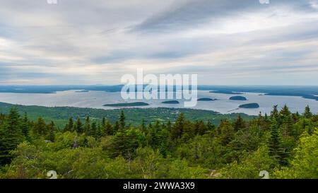Cadillac Mountain au crépuscule. Vue depuis le sommet. Bar Harbor et Frenchman Bay au loin. Mount Desert Island, Acadia National Park, Maine, États-Unis. Banque D'Images