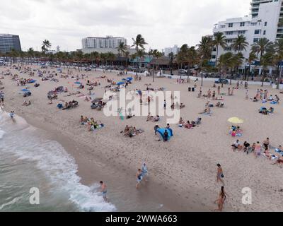 Fort Lauderdale, FL, États-Unis - 17 mars 2024 : gros plan aérien des vacances de printemps animées sur les plages bondées de Fort Lauderdale Beach Banque D'Images