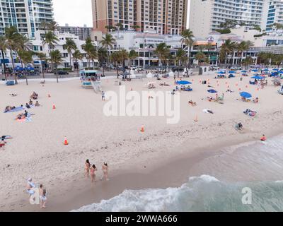 Fort Lauderdale, FL, États-Unis - 17 mars 2024 : gros plan aérien des vacances de printemps animées sur les plages bondées de Fort Lauderdale Beach Banque D'Images