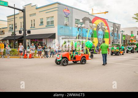 Hollywood, FL, États-Unis - 10 mars 2024 : les gens et les chars à la parade St Patricks Day Parade Downtown Hollywood Florida Banque D'Images