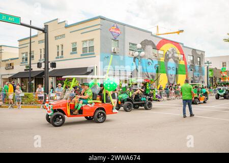 Hollywood, FL, États-Unis - 10 mars 2024 : les gens et les chars à la parade St Patricks Day Parade Downtown Hollywood Florida Banque D'Images