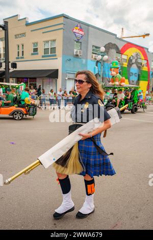 Hollywood, FL, États-Unis - 10 mars 2024 : les gens et les chars à la parade St Patricks Day Parade Downtown Hollywood Florida Banque D'Images