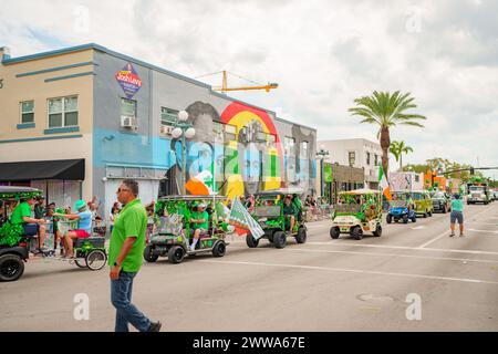 Hollywood, FL, États-Unis - 10 mars 2024 : les gens et les chars à la parade St Patricks Day Parade Downtown Hollywood Florida Banque D'Images