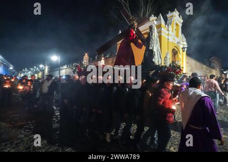 Antigua, Guatemala. 22 mars 2024. Les membres de la Fraternité de San Francisco portent un palanquin avec la crucification de Jésus lors d'une procession silencieuse de 3 heures du matin du Templo San Francisco el Grande, le 22 mars 2024 à Antigua, Guatemala. Les processions opulentes, les algèbres détaillées et les traditions séculaires attirent plus d'un million de personnes dans l'ancienne capitale. Crédit : Richard Ellis/Richard Ellis/Alamy Live News Banque D'Images