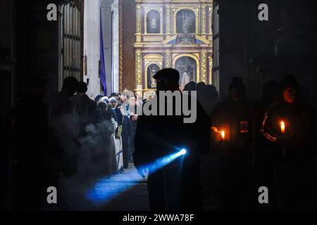 Antigua, Guatemala. 22 mars 2024. Des membres de la Fraternité de San Francisco dirigent un palanquin portant une statue de Jésus-Christ lors d'une procession silencieuse de 3 heures du matin du Templo San Francisco el Grande, le 22 mars 2024 à Antigua, Guatemala. Les processions opulentes, les algèbres détaillées et les traditions séculaires attirent plus d'un million de personnes dans l'ancienne capitale. Crédit : Richard Ellis/Richard Ellis/Alamy Live News Banque D'Images