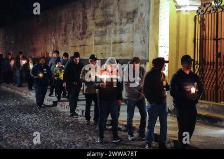 Antigua, Guatemala. 22 mars 2024. Des membres de la Fraternité de San Francisco dirigent un palanquin portant une statue de Jésus-Christ lors d'une procession silencieuse de 3 heures du matin du Templo San Francisco el Grande, le 22 mars 2024 à Antigua, Guatemala. Les processions opulentes, les algèbres détaillées et les traditions séculaires attirent plus d'un million de personnes dans l'ancienne capitale. Crédit : Richard Ellis/Richard Ellis/Alamy Live News Banque D'Images