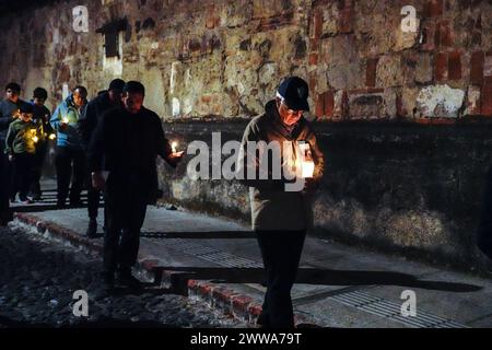 Antigua, Guatemala. 22 mars 2024. Des membres de la Fraternité de San Francisco dirigent un palanquin portant une statue de Jésus-Christ lors d'une procession silencieuse de 3 heures du matin du Templo San Francisco el Grande, le 22 mars 2024 à Antigua, Guatemala. Les processions opulentes, les algèbres détaillées et les traditions séculaires attirent plus d'un million de personnes dans l'ancienne capitale. Crédit : Richard Ellis/Richard Ellis/Alamy Live News Banque D'Images