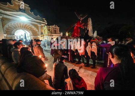 Antigua, Guatemala. 22 mars 2024. Les membres de la Fraternité de San Francisco portent un palanquin avec la crucification de Jésus lors d'une procession silencieuse de 3h du matin à l'église Calvario, le 22 mars 2024 à Antigua, Guatemala. Les processions opulentes, les algèbres détaillées et les traditions séculaires attirent plus d'un million de personnes dans l'ancienne capitale. Crédit : Richard Ellis/Richard Ellis/Alamy Live News Banque D'Images