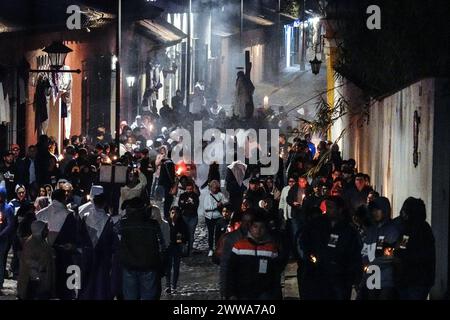 Antigua, Guatemala. 22 mars 2024. Les membres de la Fraternité de San Francisco portent un palanquin avec la crucification de Jésus lors d'une procession silencieuse de 3 heures du matin du Templo San Francisco el Grande, le 22 mars 2024 à Antigua, Guatemala. Les processions opulentes, les algèbres détaillées et les traditions séculaires attirent plus d'un million de personnes dans l'ancienne capitale. Crédit : Richard Ellis/Richard Ellis/Alamy Live News Banque D'Images