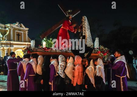 Antigua, Guatemala. 22 mars 2024. Les membres de la Fraternité de San Francisco portent un palanquin avec la crucification de Jésus lors d'une procession silencieuse de 3h du matin à l'église Calvario, le 22 mars 2024 à Antigua, Guatemala. Les processions opulentes, les algèbres détaillées et les traditions séculaires attirent plus d'un million de personnes dans l'ancienne capitale. Crédit : Richard Ellis/Richard Ellis/Alamy Live News Banque D'Images