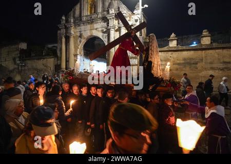 Antigua, Guatemala. 22 mars 2024. Les membres de la Fraternité de San Francisco portent un palanquin avec la crucification de Jésus lors d'une procession silencieuse de 3 heures du matin du Templo San Francisco el Grande, le 22 mars 2024 à Antigua, Guatemala. Les processions opulentes, les algèbres détaillées et les traditions séculaires attirent plus d'un million de personnes dans l'ancienne capitale. Crédit : Richard Ellis/Richard Ellis/Alamy Live News Banque D'Images