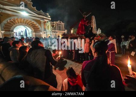 Antigua, Guatemala. 22 mars 2024. Les membres de la Fraternité de San Francisco portent un palanquin avec la crucification de Jésus lors d'une procession silencieuse de 3h du matin à l'église Calvario, le 22 mars 2024 à Antigua, Guatemala. Les processions opulentes, les algèbres détaillées et les traditions séculaires attirent plus d'un million de personnes dans l'ancienne capitale. Crédit : Richard Ellis/Richard Ellis/Alamy Live News Banque D'Images