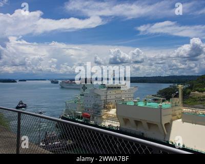 Bateau passant par Agua Clara, canal de Panama Banque D'Images