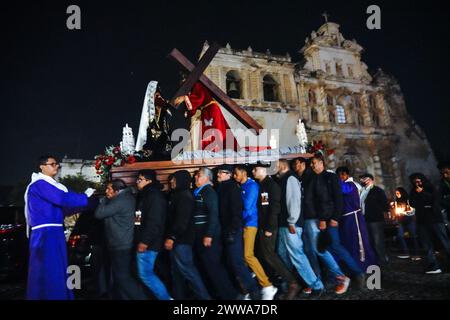 Antigua, Guatemala. 22 mars 2024. Les membres de la Fraternité de San Francisco portent un palanquin avec la crucification de Jésus lors d'une procession silencieuse de 3 heures du matin du Templo San Francisco el Grande, le 22 mars 2024 à Antigua, Guatemala. Les processions opulentes, les algèbres détaillées et les traditions séculaires attirent plus d'un million de personnes dans l'ancienne capitale. Crédit : Richard Ellis/Richard Ellis/Alamy Live News Banque D'Images