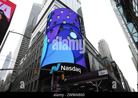 New York, États-Unis. 22 mars 2024. Vue du bâtiment Nasdaq MarketSite à Times Square, alors que le Nasdaq a établi un troisième record vendredi, clôturant à 16,428.82, New York, NY, le 22 mars, 2024. (photo par Anthony Behar/Sipa USA) crédit : Sipa USA/Alamy Live News Banque D'Images