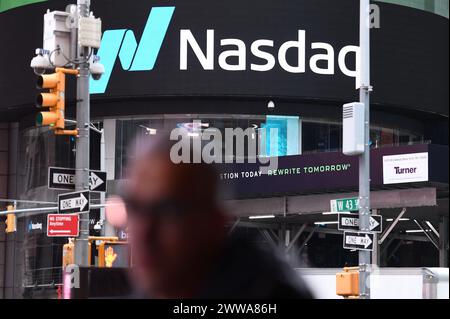 New York, États-Unis. 22 mars 2024. Vue du bâtiment Nasdaq MarketSite à Times Square, alors que le Nasdaq a établi un troisième record vendredi, clôturant à 16,428.82, New York, NY, le 22 mars, 2024. (photo par Anthony Behar/Sipa USA) crédit : Sipa USA/Alamy Live News Banque D'Images