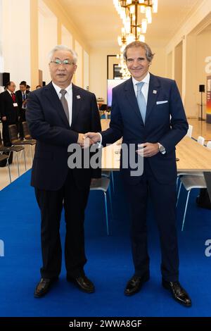 Bruxelles, Belgique. 21 mars 2024. L'envoyé spécial du président chinois Xi Jinping, également membre du bureau politique du comité central du Parti communiste chinois et vice-premier ministre chinois Zhang Guoqing (G) rencontre Rafael Grossi, directeur général de l'Agence internationale de l'énergie atomique, en marge du premier Sommet sur l'énergie nucléaire à Bruxelles, Belgique, le 21 mars 2024. Crédit : Meng Dingbo/Xinhua/Alamy Live News Banque D'Images