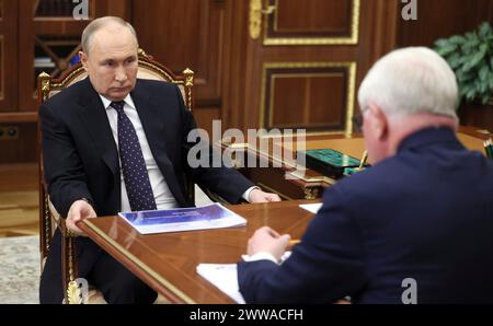 Moscou, Russie. 21 mars 2024. Le président russe Vladimir Poutine tient une réunion en face à face avec le chef de l'Union russe des industriels et entrepreneurs Alexander Shokhin, à droite, au Kremlin, le 21 mars 2024 à Moscou, Russie. Crédit : Mikhail Metzel/Kremlin Pool/Alamy Live News Banque D'Images