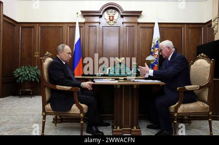 Moscou, Russie. 21 mars 2024. Le président russe Vladimir Poutine tient une réunion en face à face avec le chef de l'Union russe des industriels et entrepreneurs Alexander Shokhin, à droite, au Kremlin, le 21 mars 2024 à Moscou, Russie. Crédit : Mikhail Metzel/Kremlin Pool/Alamy Live News Banque D'Images