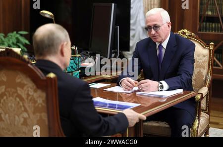 Moscou, Russie. 21 mars 2024. Le président russe Vladimir Poutine tient une réunion en face à face avec le chef de l'Union russe des industriels et entrepreneurs Alexander Shokhin, à droite, au Kremlin, le 21 mars 2024 à Moscou, Russie. Crédit : Mikhail Metzel/Kremlin Pool/Alamy Live News Banque D'Images