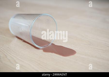 lait au chocolat renversé sur un plancher, Banque D'Images