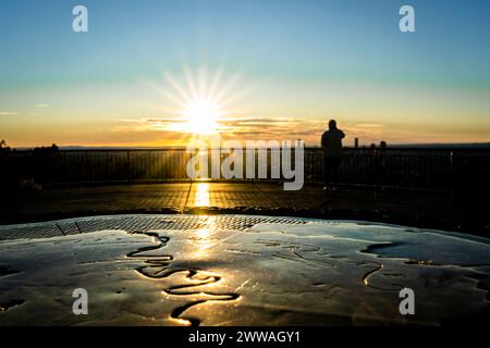 Un lever de soleil serein jette une lueur chaude sur une terrasse d'observation paisible. Banque D'Images