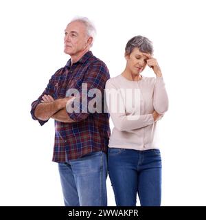 Couple bouleversé, malheureux et senior en studio pour des problèmes stressés, frustrés et de mariage avec fond blanc. Retraite, homme et femme âgés pour Banque D'Images
