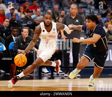 Memphis, Tennessee, États-Unis. 22 mars 2024. JAMAL SHEAD (1) déplace le ballon contre le gardien de Longwood DA HOUSTON (3) lors du premier tour du tournoi de basket-ball masculin de la NCAA le 22 mars 2024. Houston a gagné, 86-46. (Crédit image : © Scott Coleman/ZUMA Press Wire) USAGE ÉDITORIAL SEULEMENT! Non destiné à UN USAGE commercial ! Banque D'Images