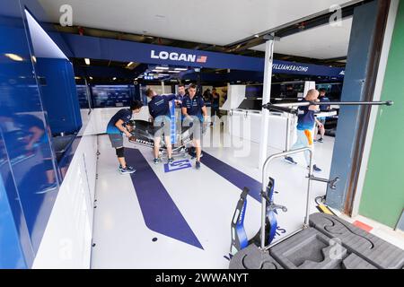 Melbourne, Australie. 23 mars 2024. Le garage vide de Logan Sargeant des États-Unis et Williams Racing après Alexander Albon de Thaïlande et Williams Racing utilisera sa voiture pour les essais finaux avant le Grand Prix de F1 d'Australie sur le circuit du Grand Prix d'Albert Park le 23 mars 2024 à Melbourne, en Australie. Crédit : SOPA images Limited/Alamy Live News Banque D'Images