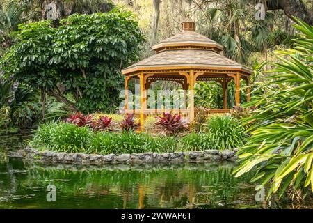 Gazebo de jardin et étang pittoresque dans les jardins formels exquis du Washington Oaks Gardens State Park à Palm Coast, Floride. (ÉTATS-UNIS) Banque D'Images