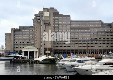 LONDRES, Royaume-Uni - 19 MARS 2024 : vue sur St Katharine Docks, un ancien quai et maintenant réaménagé en un complexe de logements et de loisirs avec le Tower Hotel i. Banque D'Images