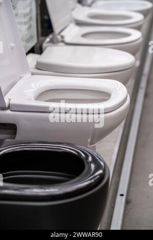 Magasin automobile présentant une rangée de toilettes à vendre Banque D'Images