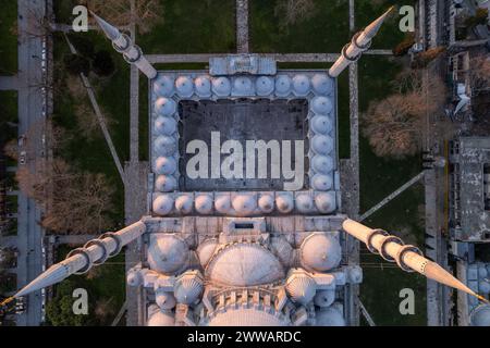 22 mars 2024 : Istanbul, Turquie : une perspective aérienne capture la grandeur de la mosquée Suleymaniye, un chef-d'œuvre conçu par le célèbre architecte Mimar Sinan dans le quartier de Fatih à Istanbul. Notamment, entre ses majestueux minarets, la crête porte une inscription qui incite à la contemplation. (Crédit image : © Tolga Ildun/ZUMA Press Wire) USAGE ÉDITORIAL SEULEMENT! Non destiné à UN USAGE commercial ! Banque D'Images