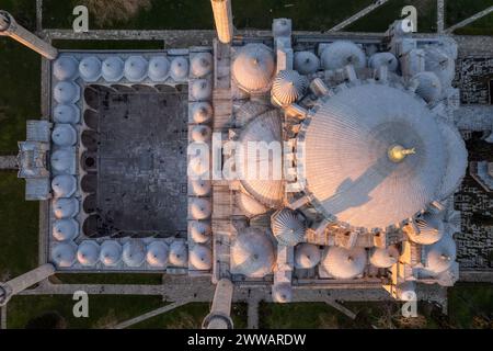 22 mars 2024 : Istanbul, Turquie : une perspective aérienne capture la grandeur de la mosquée Suleymaniye, un chef-d'œuvre conçu par le célèbre architecte Mimar Sinan dans le quartier de Fatih à Istanbul. Notamment, entre ses majestueux minarets, la crête porte une inscription qui incite à la contemplation. (Crédit image : © Tolga Ildun/ZUMA Press Wire) USAGE ÉDITORIAL SEULEMENT! Non destiné à UN USAGE commercial ! Banque D'Images