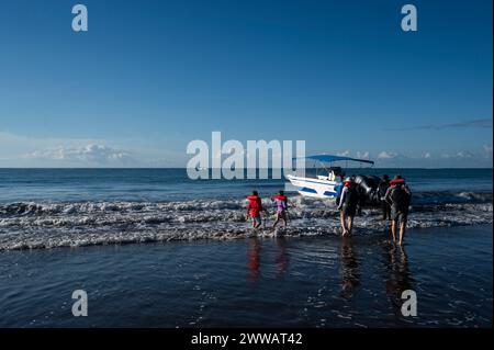 Le tourisme et les affrètements de bateaux augmentent sur la plage préservée d'Uvita au Costa Rica. Banque D'Images