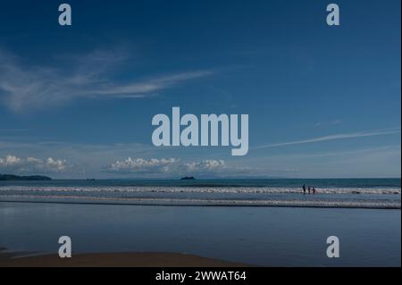 Le tourisme et les affrètements de bateaux augmentent sur la plage préservée d'Uvita au Costa Rica. Banque D'Images