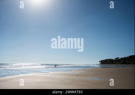 Le tourisme et les affrètements de bateaux augmentent sur la plage préservée d'Uvita au Costa Rica. Banque D'Images