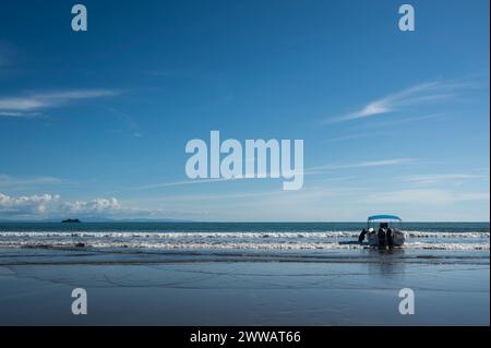 Le tourisme et les affrètements de bateaux augmentent sur la plage préservée d'Uvita au Costa Rica. Banque D'Images