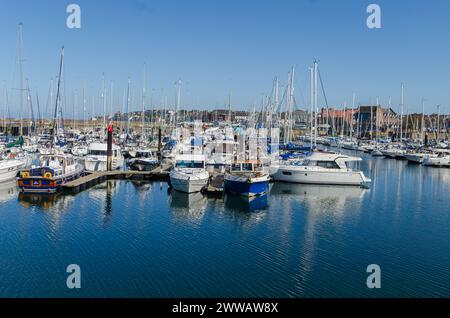 Bangor, County Down, Irlande du Nord 20 mars 2024 - Yachts à Bangor Marina avec ciel dégagé et beaucoup de mâts Banque D'Images
