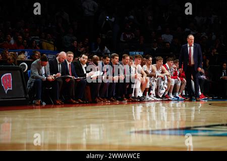 Brooklyn, NY, États-Unis. 22 mars 2024. Greg Gard, entraîneur-chef des Wisconsin Badgers, et le banc assoupli lors du match de basket-ball du tournoi masculin de mars Madness Round One de la NCAA opposant les James Madison Dukes et les Wisconsin Badgers au Barclays Center à Brooklyn, NYC. Darren Lee/CSM/Alamy Live News Banque D'Images