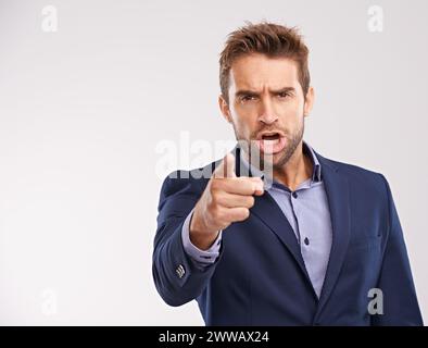 Entrepreneur, homme et crier avec pointage en studio fond blanc à blâmer, en colère et déçu. Portrait, homme d'affaires et furieux ou bouleversé Banque D'Images