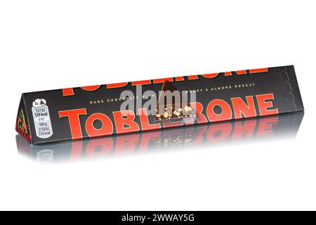 Stuttgart, Allemagne - 17 mai 2023 : chocolat noir de type Toblerone de la société Tobler et Mondelez International isolé sur fond blanc dans Stut Banque D'Images
