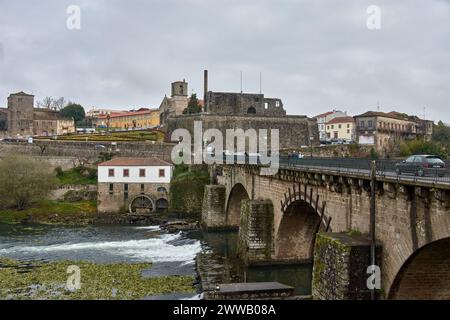 Paysage de la ville de Barcelos, district de Braga, Portugal. Paysage sur la rivière Cavado, pont Barcelos, Paço dos Condes, moulin à eau et église. B Banque D'Images