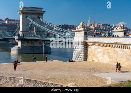 Budapest, Hongrie - 03 mars 2024 : Pont des chaînes. Bastion pêcheur et Danube en arrière-plan. Banque D'Images