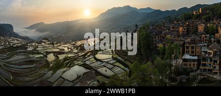 Vue rapprochée sur les rizières en terrasses et village en Chine, site du patrimoine mondial de l'UNESCO Banque D'Images