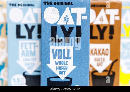 Stuttgart, Allemagne - 4 mars 2024 : Oatly vegan substitut de lait d'avoine différentes saveurs à Stuttgart, Allemagne. Banque D'Images